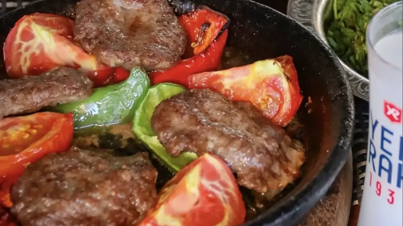 Hisarönü Tepsi Bornova'da Geleneksel Lezzetlerin Modern Sunumu