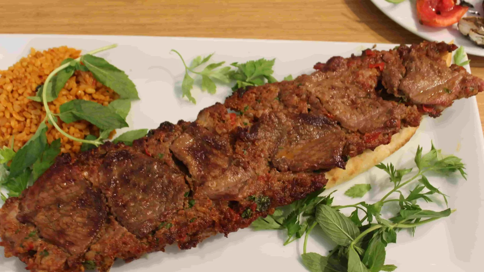 Aynı Anda Kebap ve Biftek Lezzeti; İki Yüzlü Kebap