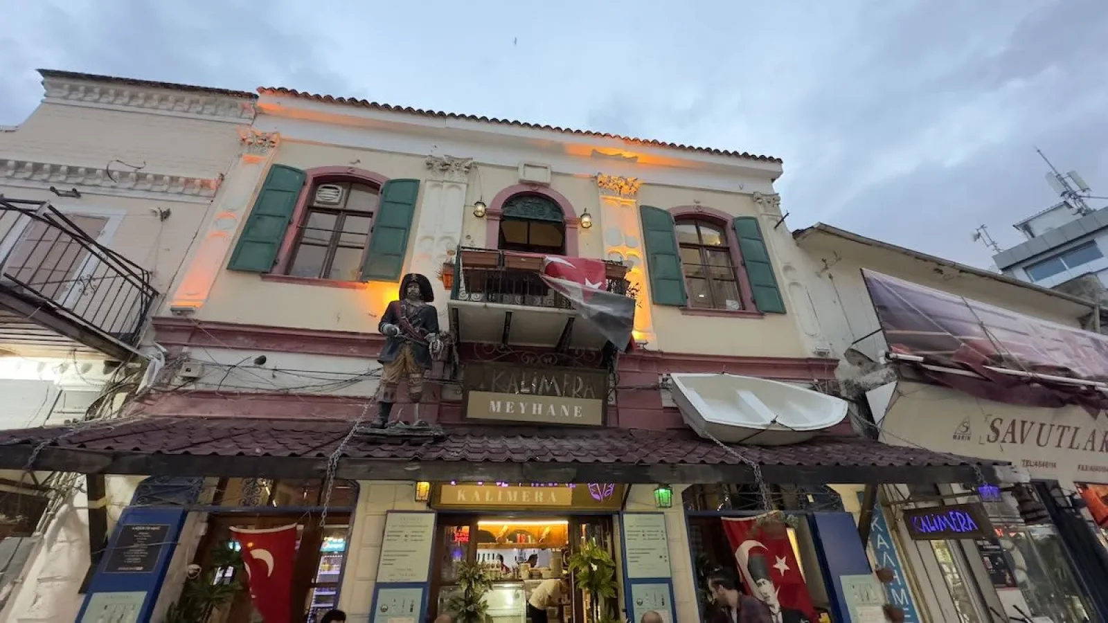 Kemeraltı'nın Lezzet Durağı Kalimera Meyhanesi, Ege ve Akdeniz Rüzgarları Estiriyor!