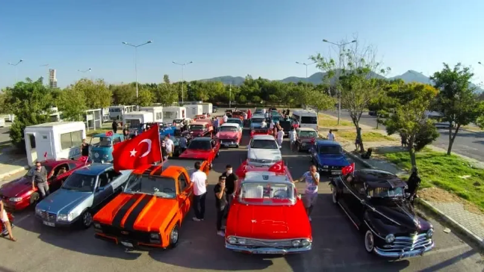 İzmir’de Cumhuriyet Coşkusu: 101. Yıl İçin 101 Klasik Araç Korteji