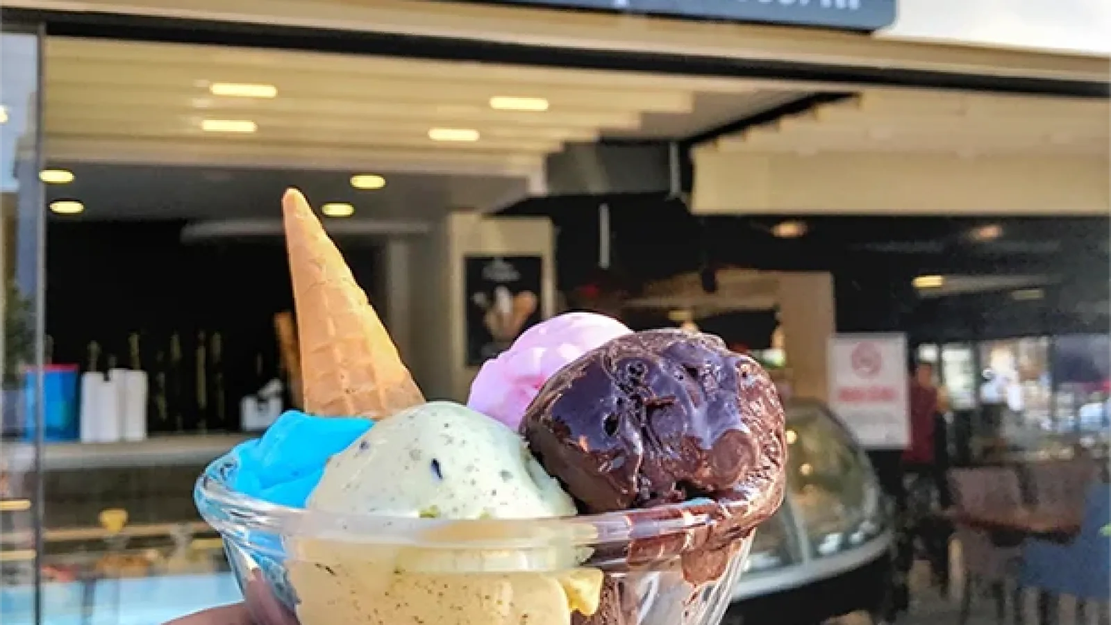 İzmirliler Dondurma Yemeye Şehrin Her Bir Ucundan Gelato La Diva'ya Gidiyor