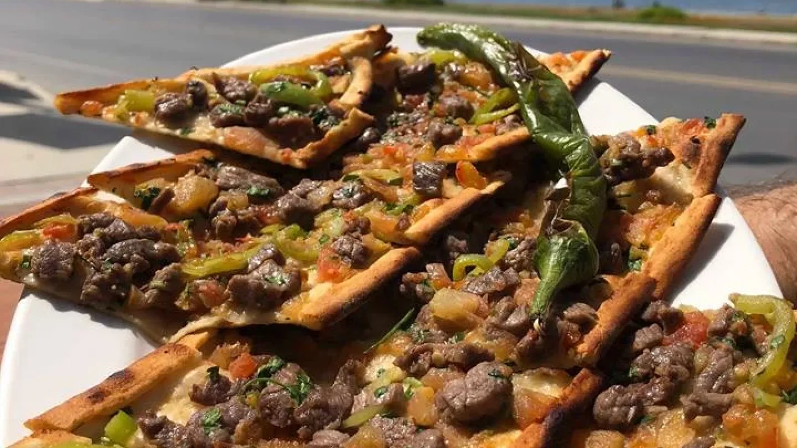 Güzelbahçe'de Lezzet Durağı Karacasu Pide Garden