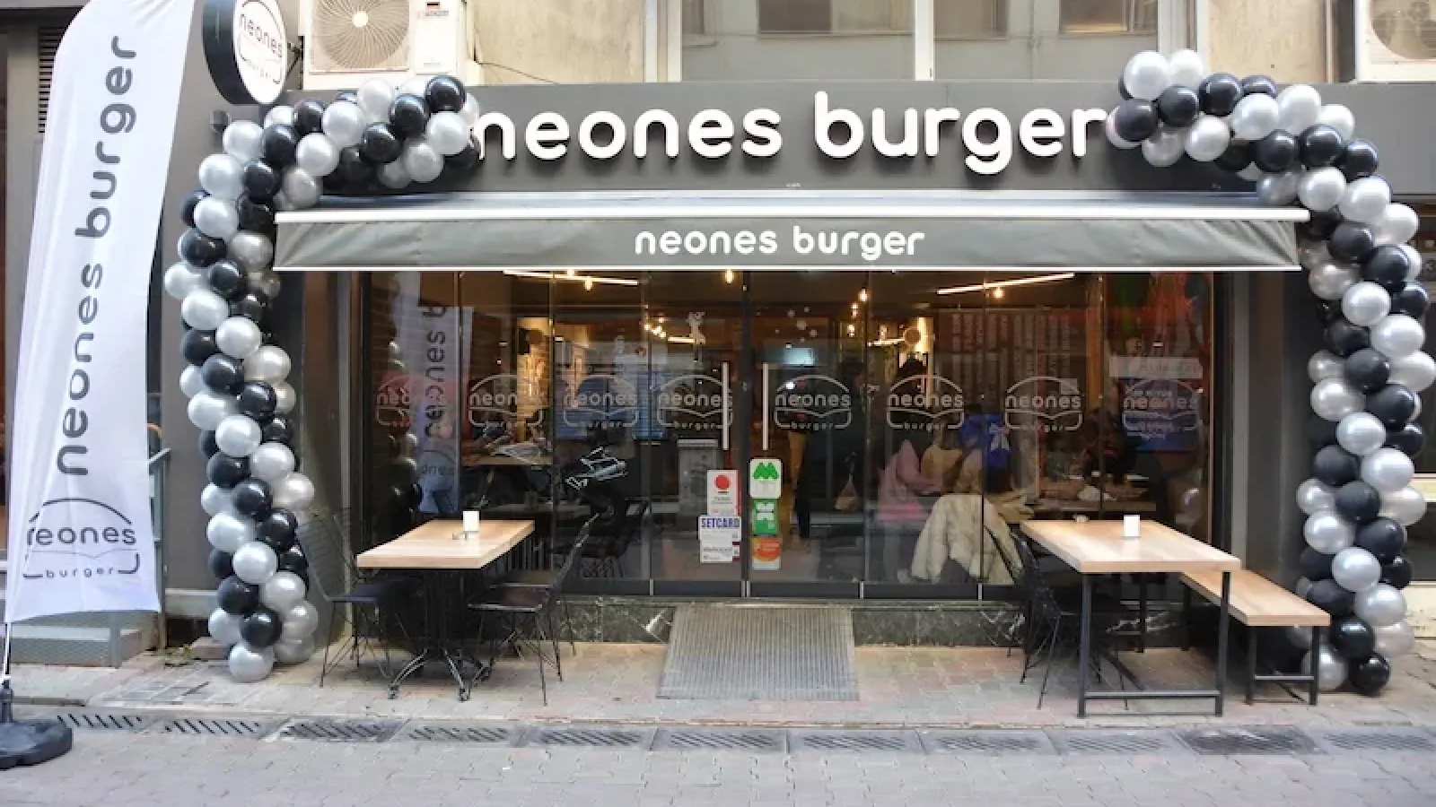 Neones Burger, Karşıyaka Şubesinde 7. Yılını Kutladı
