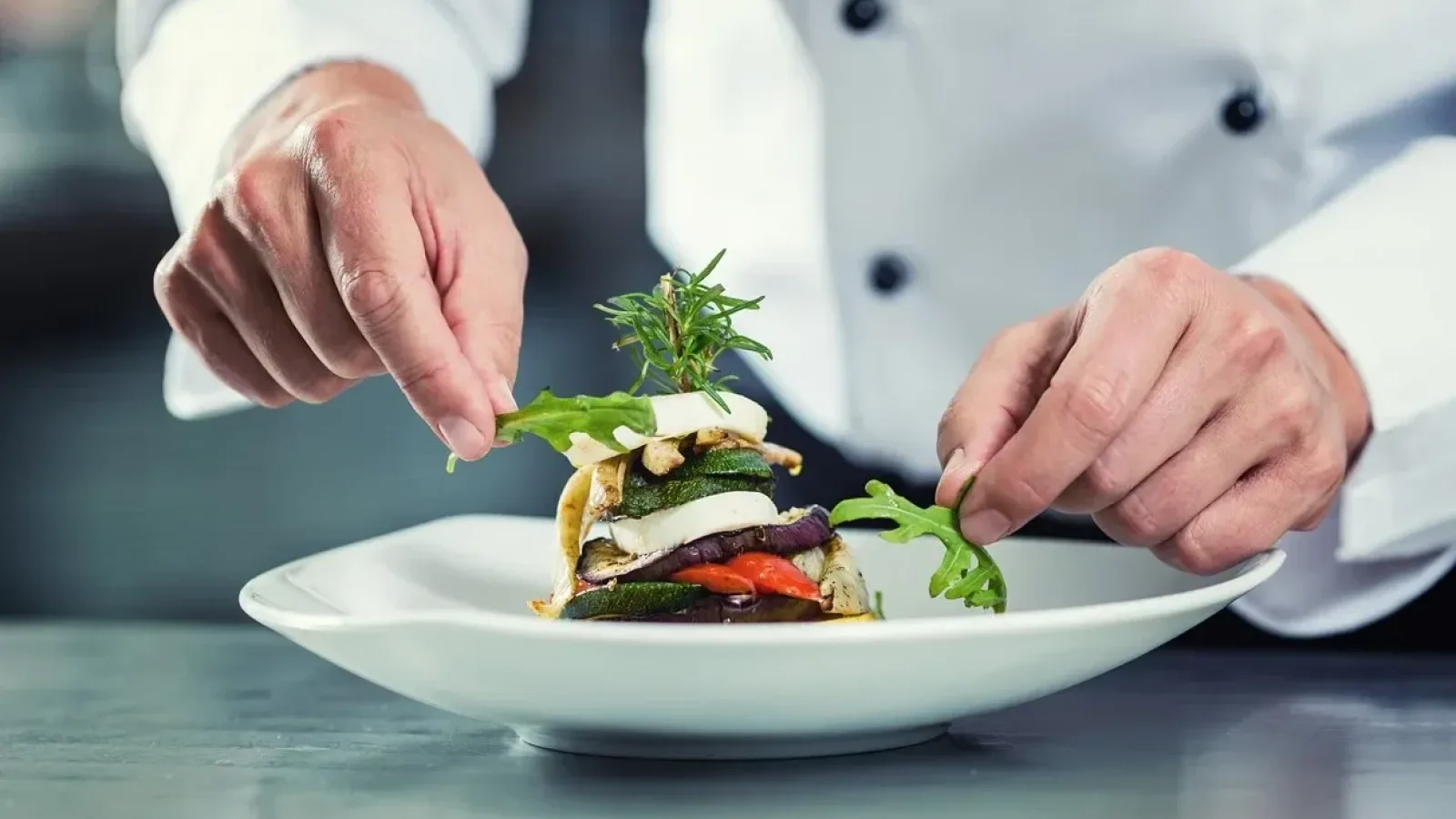 Yemek Sunumu Nasıl Yapılır? Misafirlerinizi Etkileyecek Sunum Tüyoları