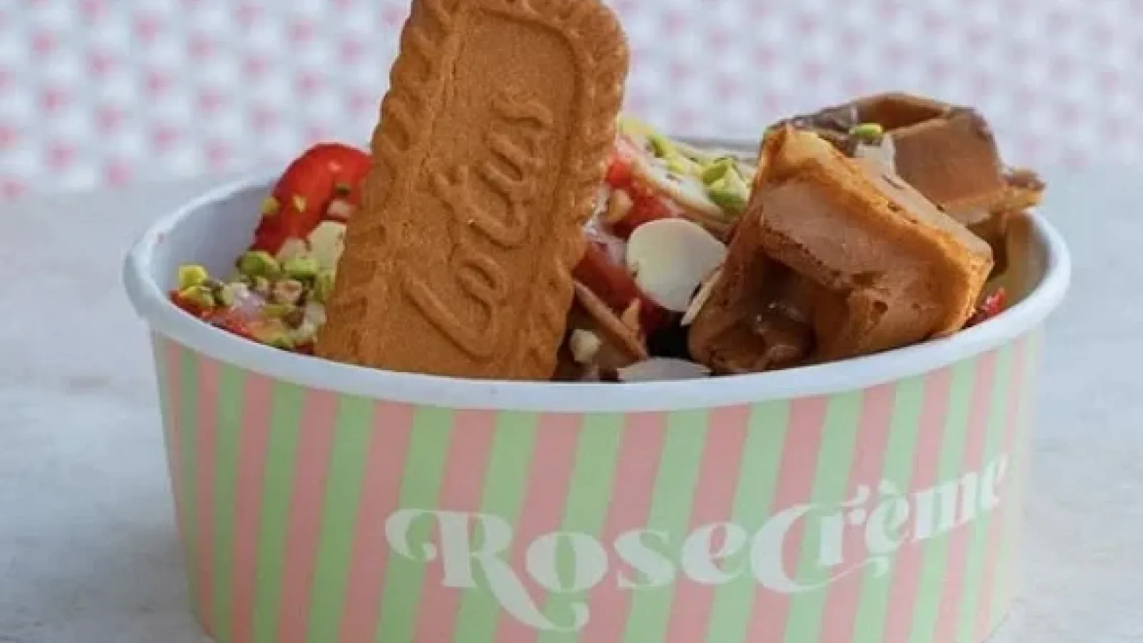 Rose Crème Artisan: Foça’da Zarafetin ve Serinliğin Buluştuğu Dondurma Atölyesi