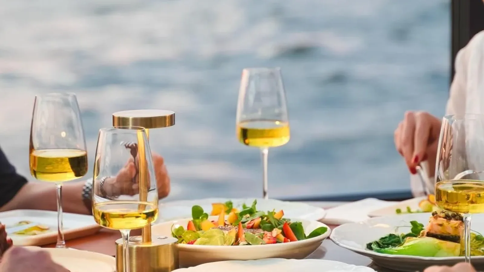 Konak Pier’de eşsiz bir deniz manzarasıyla Yüzde Yüz Food&Drink&Grill Sizleri Bekliyor